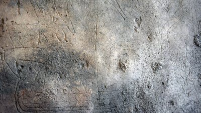 Графитите са на 700 години и са открити във водохранилището на замъка. Снимки РИМ - Бургас