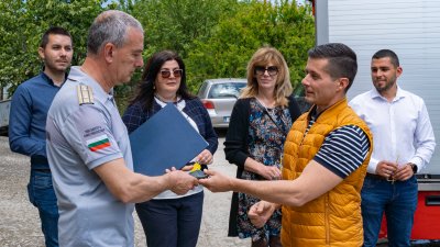 Кметът на Царево Марин Киров (вдясно) връчи ключовете за автомобила. Снимки Община Царево