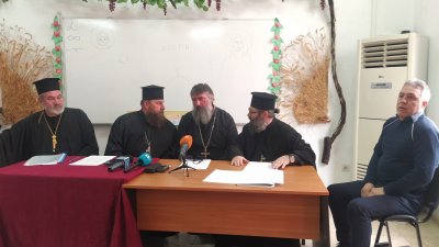 Бургаските свещеници искаха да успокоят миряните, че разкол няма. Снимки Авторът
