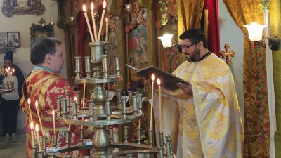Отец Стелиян отслужи света литургия за храмовия празник на църквата в Зидарово. Снимки Авторът