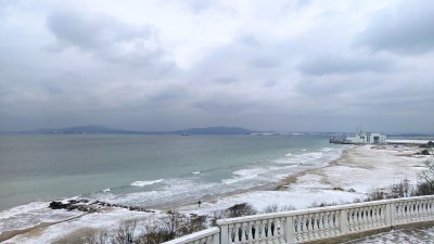 Централният плаж на Бургас побеля след снощния снеговалеж. Това е първият за тази зима сняг, който пада в морския град. С него настъпи и захлаждане с понижаване на температурите от -5 до -3. Следващите няколко дни ще са най-студените от началото на зимата. Снимки Петя Добрева