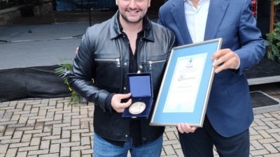 Един от наградените тази година е певецът Стефан Илчев. Снимки Община Бургас