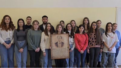 Учениците рецитираха стихотворение Обесването на Васил Левски заедно със свои връстници в цялата страна. Снимки ПГТ Проф. д-р Асен Златаров