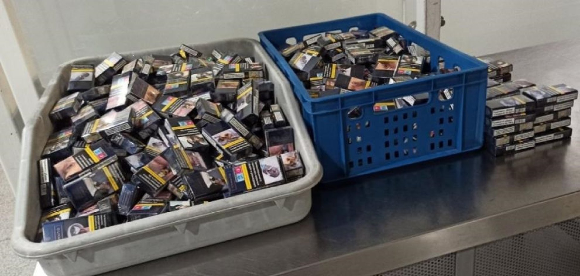 Кутиите с цигари са открити в багажа на петима пасажери. Снимки Митница Бургас