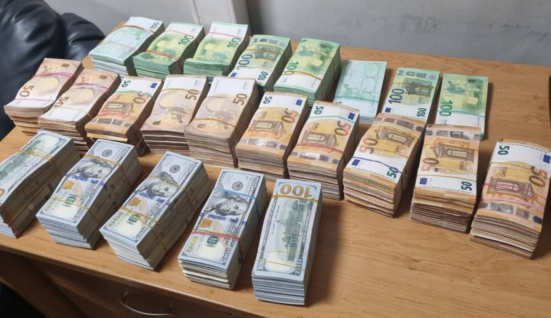 Това е най-голямото задържане на недекларирани парични средства от митническите служители на пункта в Лесово за период от повече от 10 години насам. Снимка МП Лесово