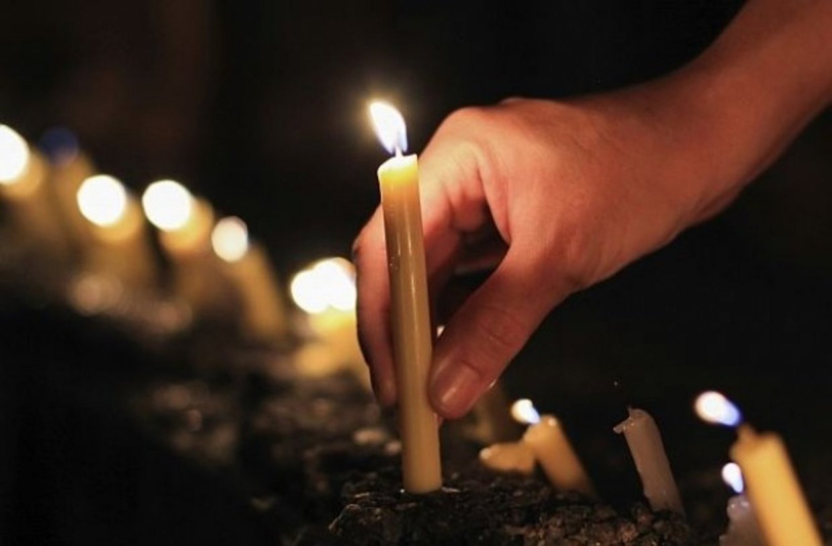 На днешния ден палим свещи за нашите починали близки