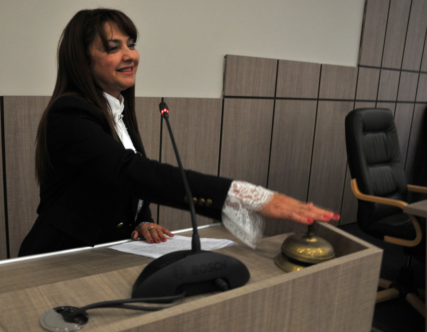 Севдалина Турманова - председател на ОбС удари за последно звънеца. Снимки Бургас без цензура