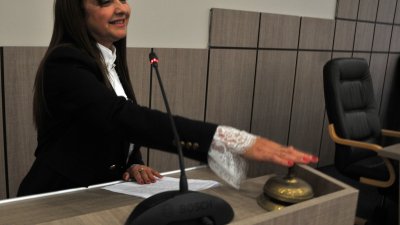 Севдалина Турманова - председател на ОбС удари за последно звънеца. Снимки Бургас без цензура