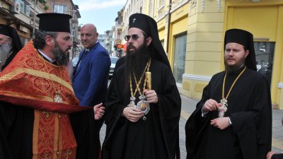 Митрополит Арсений (в средата) бе посрещнат в Бургас. Снимки Бургас без цензура и Велина Димитрова