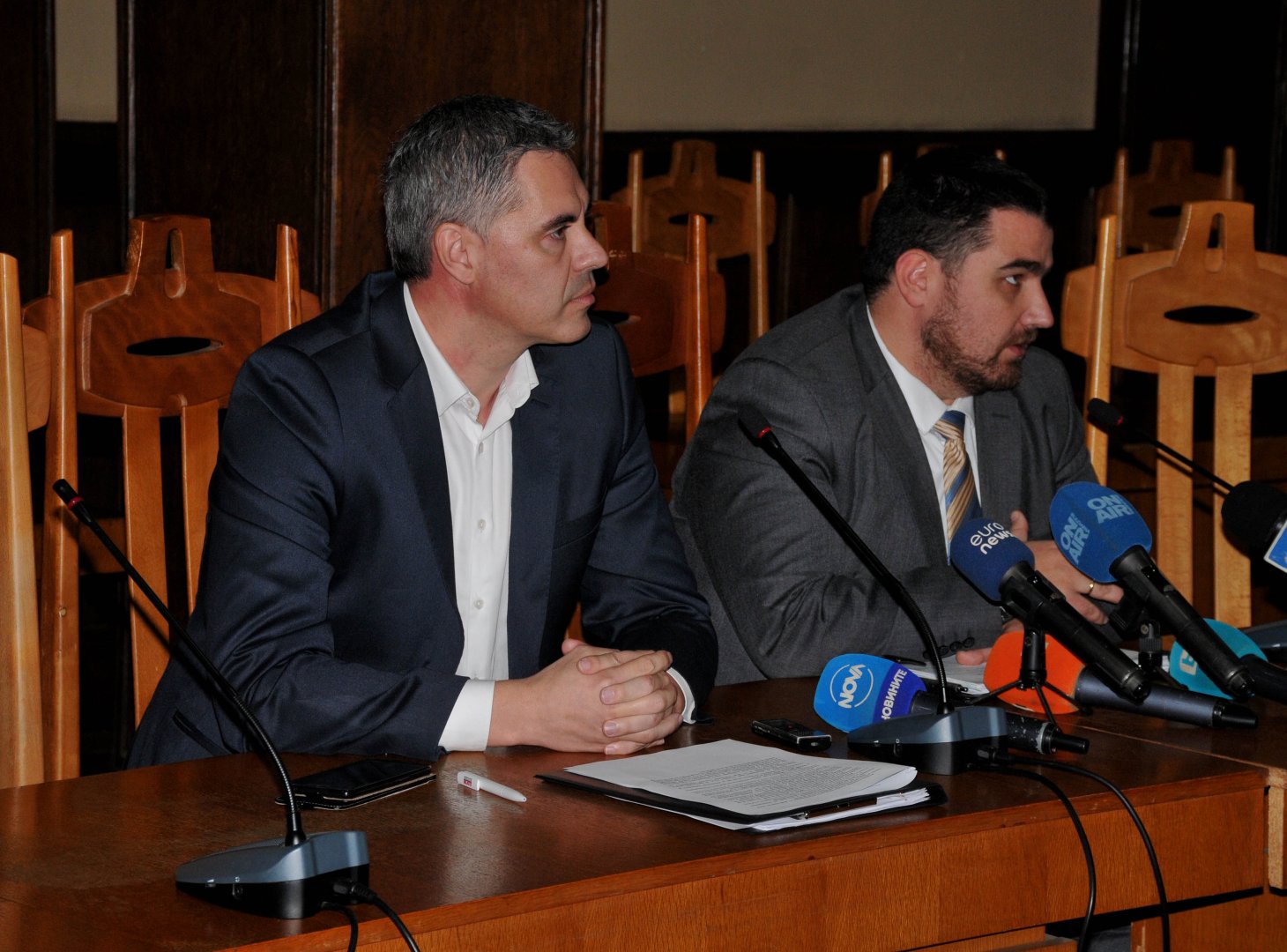 Пламен Янев (вляво) и Лозко Лозев дадоха съвместна пресконференция. Снимка Бургас без цензура
