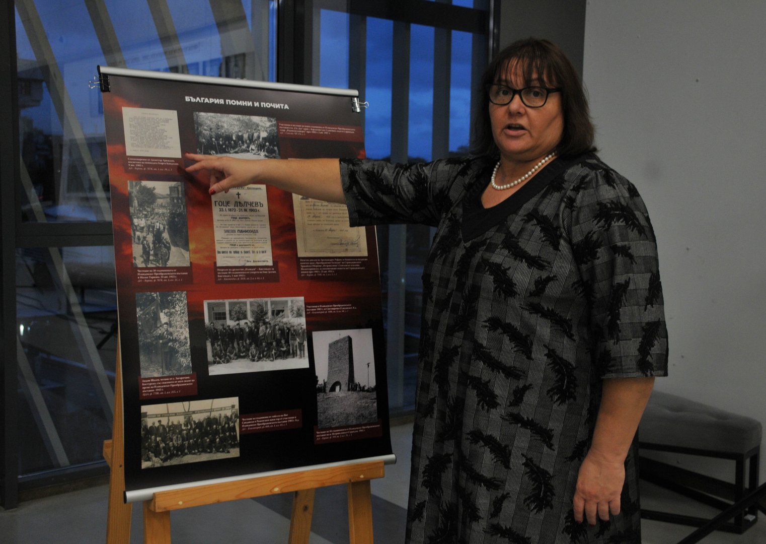 Данка Георгиева - директор на Архива в Бургас показва част от изложбата. Снимки Бургас без цензура