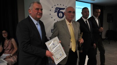 Тодор Демирков - председател на УС на БсТПП (вляво) връчи отличието на проф. Ованес Мекенян. Снимки Бургас без цензура