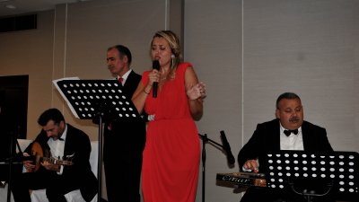 Оркестърът от Одрин изпя на български език популярната песен Бяла роза