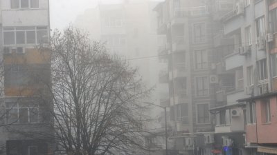 Мъглата вече втори ден се стели над Бургас