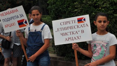 В протеста се включиха и деца заедно с родителите си. Снимки Бургас без цензура