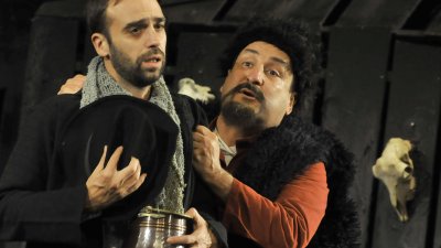 Тончо Токмакчиев (вдясно) отново излиза на бургаска театрална сцена. Снимки Тодор Ставрев