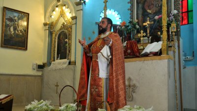 Отец Бохос Микаелян отслужи литургия и освети кошниците с грозде. Снимки Бургас без цензура