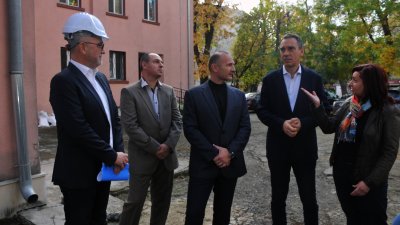 Служебният министър Росен Христов (в средата) и кметът Димитър Николов (вторият отдясно наляво) инспектира реализацията на проекта в детската градина