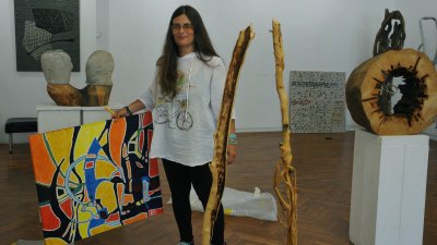Венета Ганчева е дамата в триото художници, които представят обща изложба. Снимки Бургас без цензура