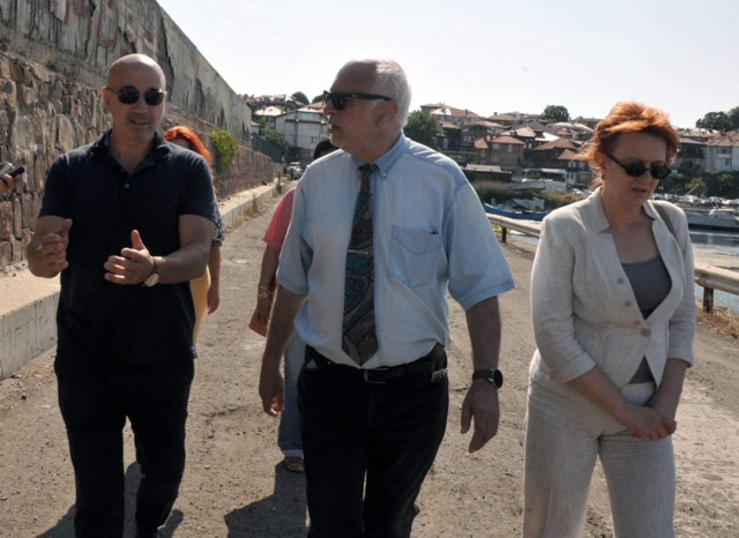 Служебният министър на културата проф. Велислав Минеков (в средата) посети острова в неделния ден. Снимки БТА