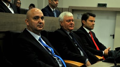Питането е на съветникът от БСП Явор Костов (вдясно). Снимка Бургас без цензура