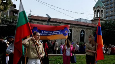Арменци и представители на общността в Бургас се събраха до църквата Сурп Хач, за да почетат годишнината от геноцида над техните предци. Венци и цветя в памет на загиналите бяха поставени на паметника до църквата. Снимки Бургас без цензура