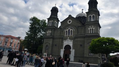 Миряните се събраха на площаз Св. св. Кирил и Методий в подкрепа на епископ Йеротей. Снимки Бургас без цензура