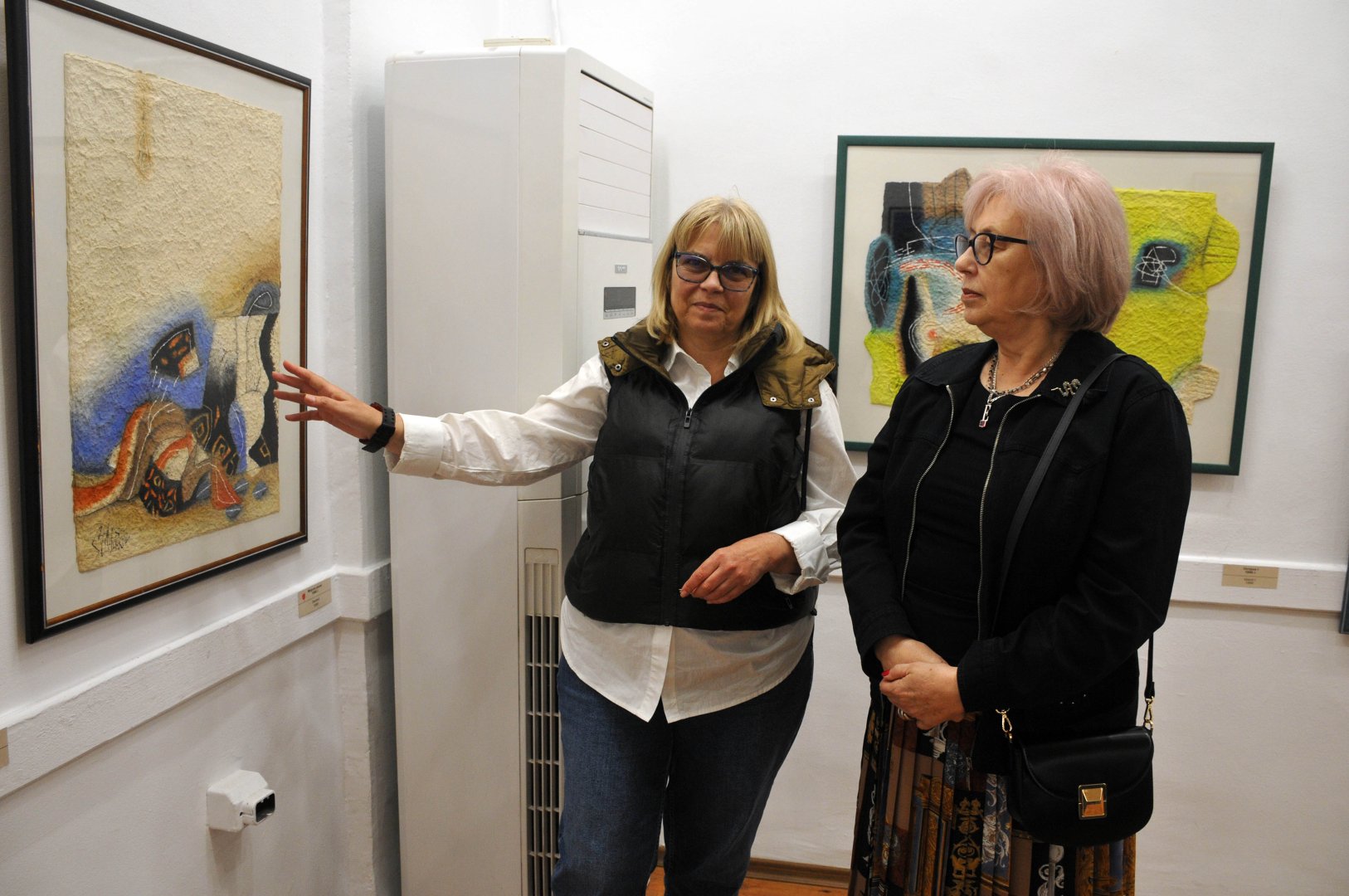 Ева Маркова (вдясно) дойде в Бургас за откриването на изложбата на съпруга й. Снимки Бургас без цензура
