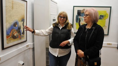 Ева Маркова (вдясно) дойде в Бургас за откриването на изложбата на съпруга й. Снимки Бургас без цензура