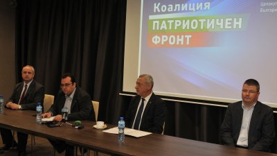 Валери Симеонов (в средата) представи листата на коалицията за предстоящите избори