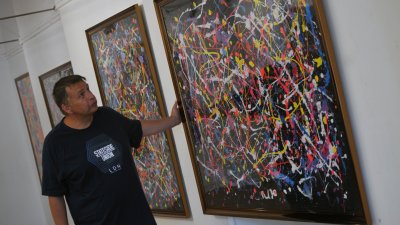 Павлин Стратиев подреди поредната си самостоятелна изложба в залата на бургаските художници. Снимки Бургас без цензура