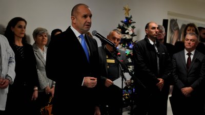 Президентът Румен Радев (на преден план) даде началото на 21-то издание на Българската Коледа от бургаската държавна болница. Снимки Бургас без цензура