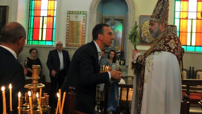 Кметът на Бургас бе благословен от свещеник Датев Агопян. Снимки Бургас без цензура