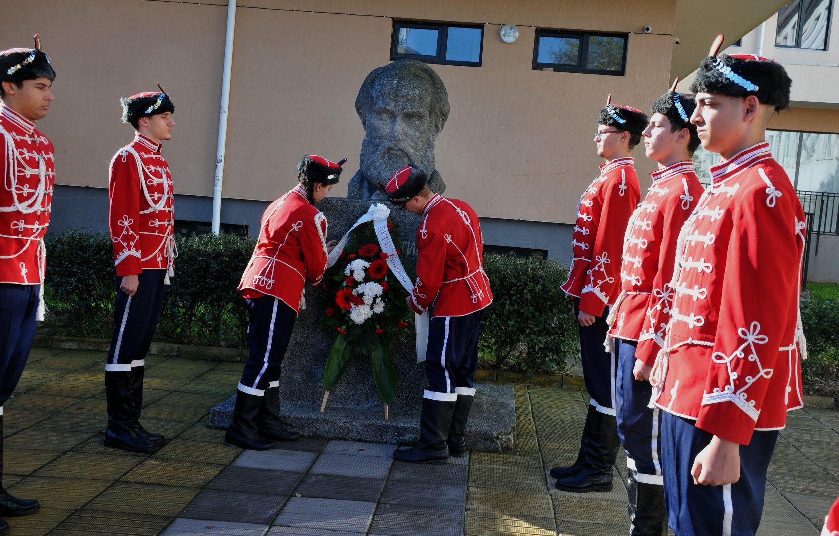 Гвардейците поставиха венец пред бюст паметника на Константин Фотинов. Снимки Бургас без цензура