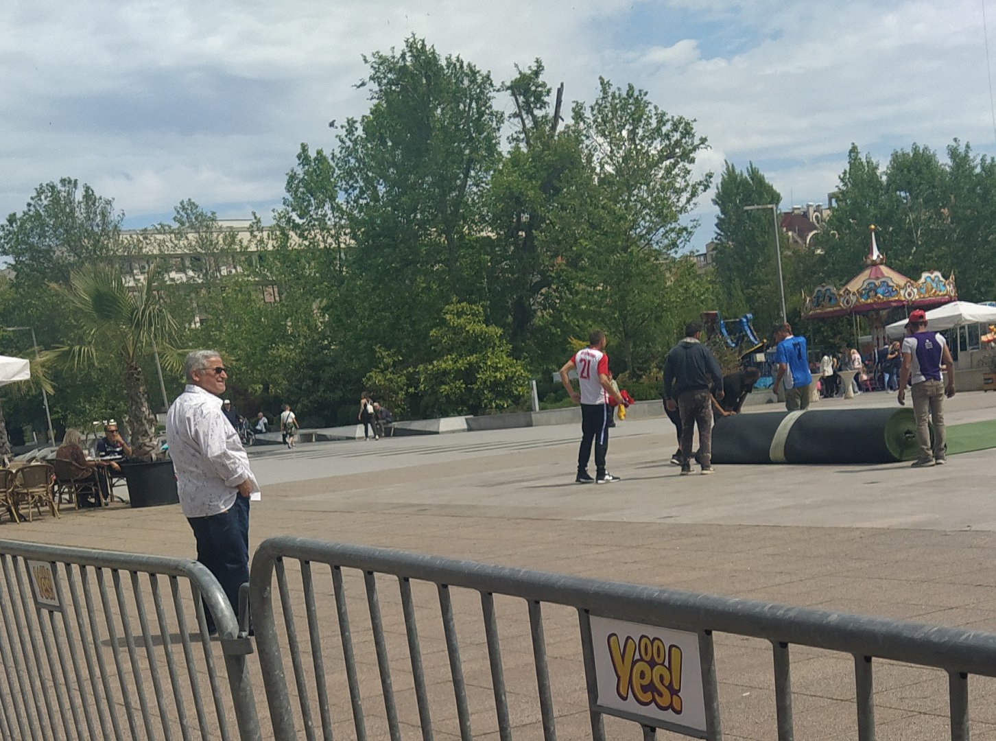 Христо Порточанов лично контролира подготовката на площад Тройката, където ще се състои турнира. Снимки Авторът