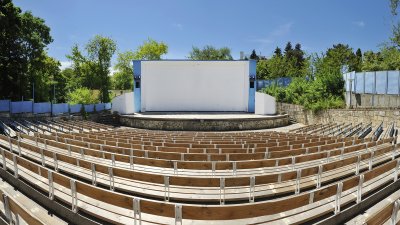 Лятното кино разполага с 800 седящи места