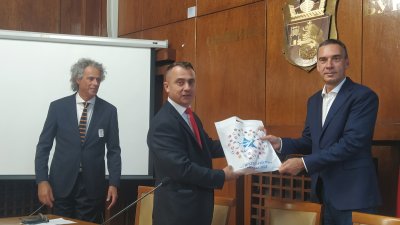 Стефан Колев (в средата) поднесе специален подарък на кмета на Бургас Димитър Николов (вдясно). Снимки Авторът