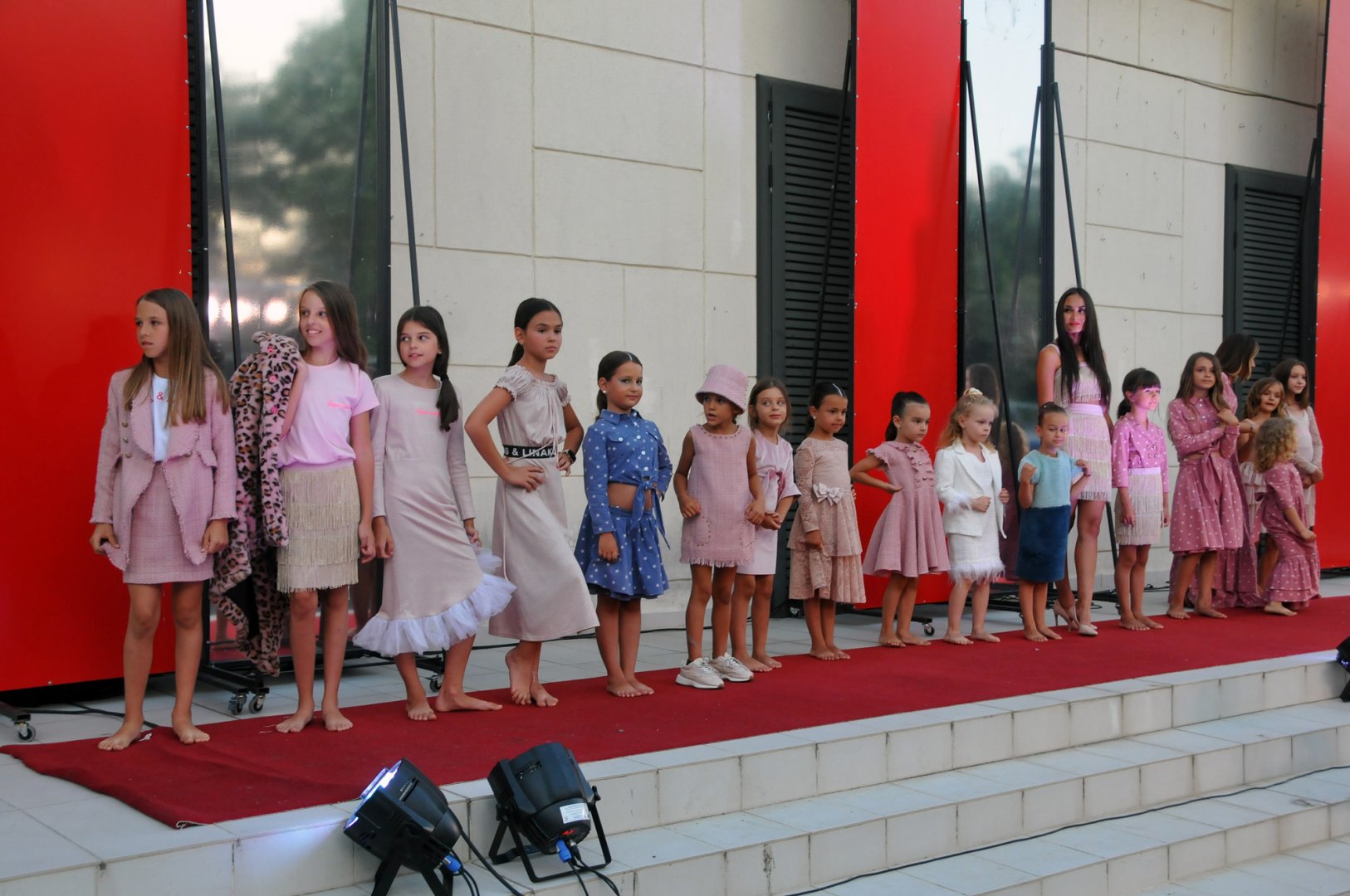 Детски официални и ежедневни облекла бяха представени по време на ревюто. Снимки Черноморие-бг