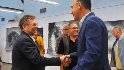 Кметът на Бургас Димитър Николов (вдясно) поздрави проф. Светозар Бенчев на откриването на изложбата му. Снимки Черноморие-бг