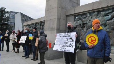Петнадесетина руснаци и украинци се събраха пред паметника на Альоша в Бургас , за да изразят гражданската си позиция относто напрежението между Русия и Украйна. Своето недоволство от политката на президента Путин и опасенията си от евентуално нахлуване на Русия в Украйна те изразиха с плакати. Долу ръцете от Украйна и Украйна не е враг за нас бе изписано на един от плакатите. Те настояват и да бъдат освободени 421 политзатворници от затворите в Русия. Снимки Черноморие-бг