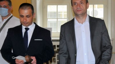 Живко Табаков (вляво) предложи за председателското място от коалиция Изправи се! Мутри вън! адвокат Димитър Вълчев. Снимки Черноморие-бг