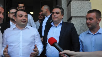 Съоснователят на ПП Асен Василев (в средата) дойде в Бургас за откриване на офиса на партията. Снимки Черноморие-бг