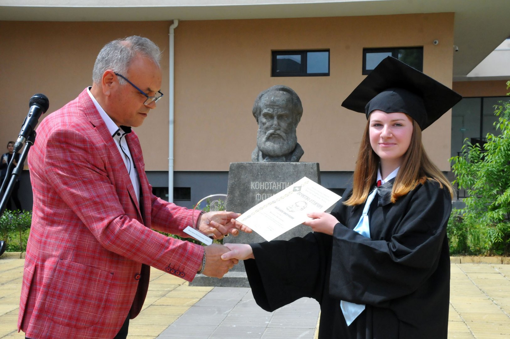 Директорът на гимназията Коста Папазов връчи почетния плакет на Виктория Шелобанова. Снимки Черноморие-бг