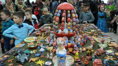 Учениците от СУ Иван Вазов показаха какво са направили в школата по керамика. Снимки Черноморие-бг