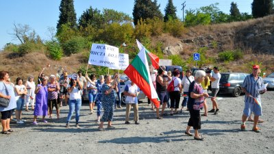 Жители на село Димчево протестираха днес заради лошото качество на водата, която тече от чешмите им. Снимки: Черноморие-бг 