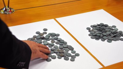 2 940 антични бронзови монети, открити при опит за контрабанда, ще бъдат върнати на Република Турция. Снимки Черноморие-бг