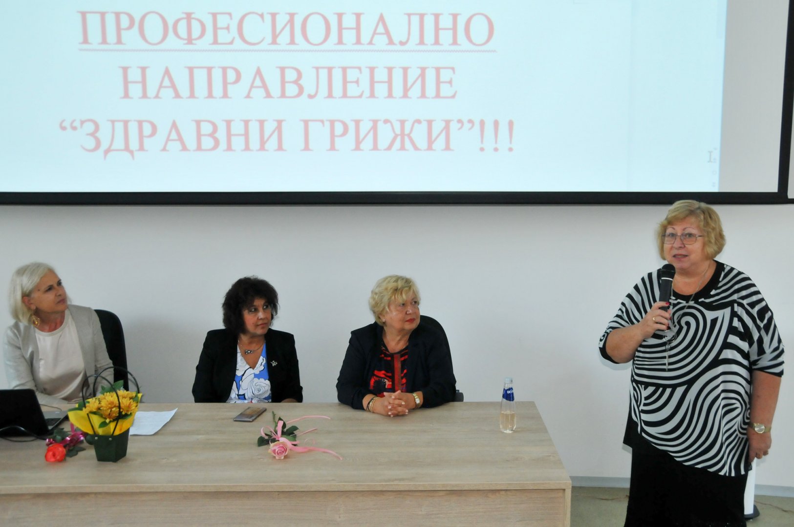 Ректорът на университета проф. Магдалена Миткова (вдясно) поздрави студентите и техните преподаватели. Снимки Черноморие-бг