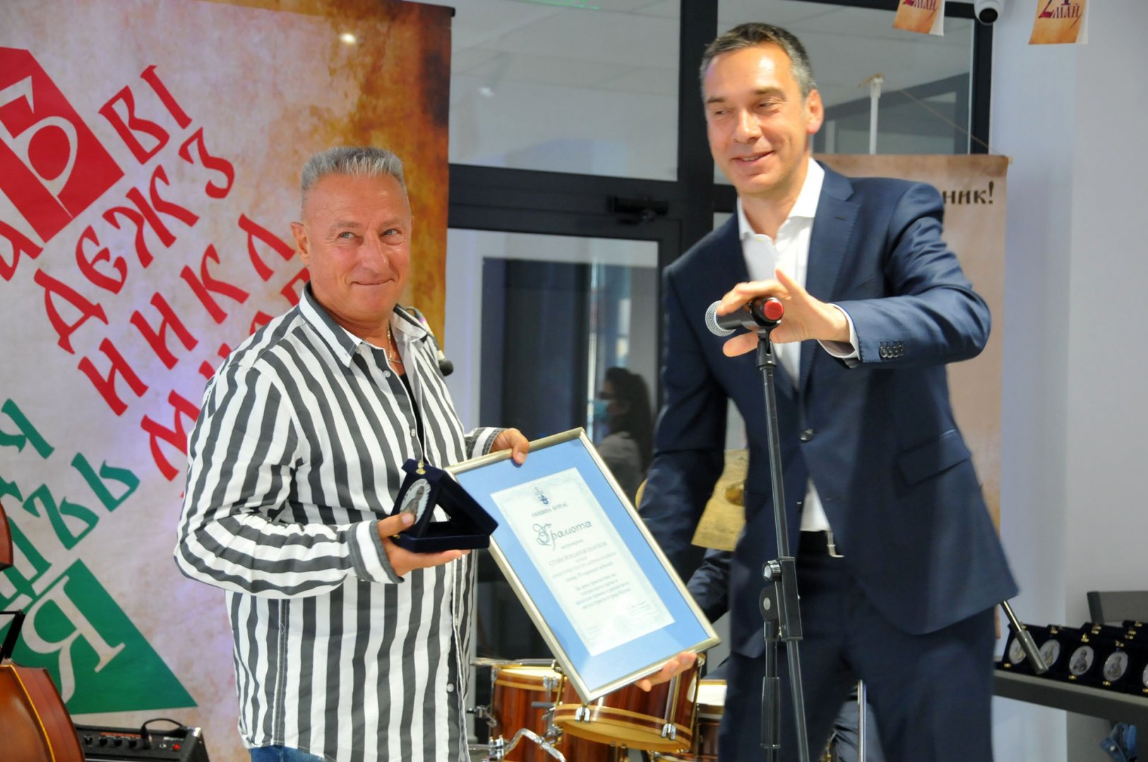 Стоян Памуков (вляво) получи от кмета на Бургас Димитър Николов отличие по случай своята 70-годишнина. Снимки Черноморие-бг