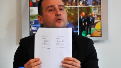 Жечо Станков показа документа, подписан от Асен Василев ден преди края на мандата на кабинета на Кирил Петков. Снимка Черноморие-бг
