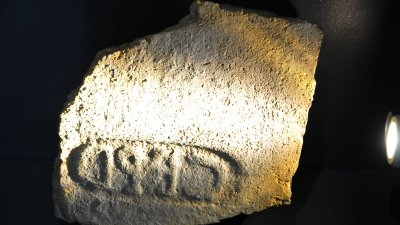 Върху този камък е издълбана абревиатурата на името на римската колония. Снимки Черноморие-бг